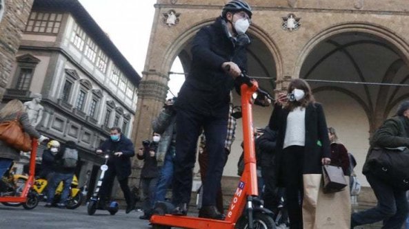 Firenze, da oggi casco obbligatorio sul monopattino. In attesa del Tar