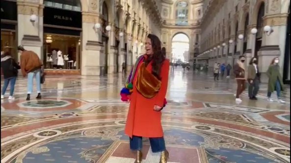 Syria e lo show improvvisato in Galleria: canta 'Maledetta Primavera'