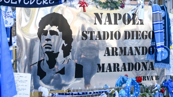 Statua di Maradona a Napoli, perquisito l'ultrà indicato nella commissione