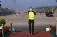L'influencer tiene il corso di aerobica mentre alle sue spalle avviene il colpo di Stato