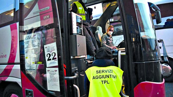 Coronavirus Roma, il flop dei bus turistici per gli studenti: 