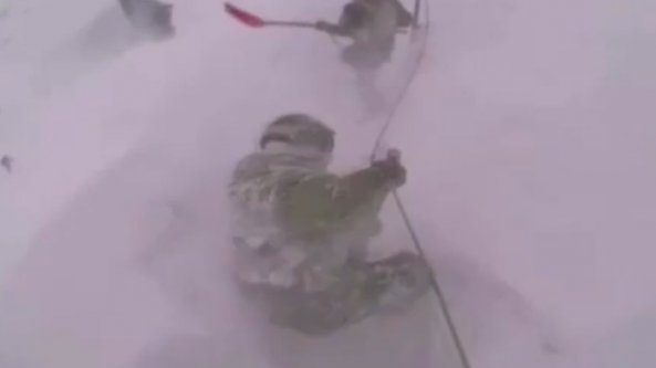 Neanche la tormenta riesce a fermarli: i soldati continuano a spalare neve a -30