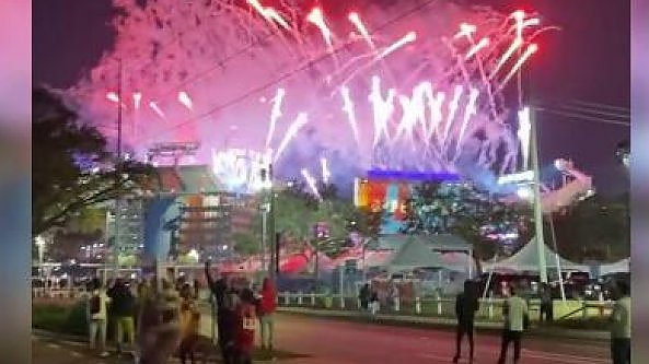 La festa dei tifosi tra canti, balli e fuochi d'artificio