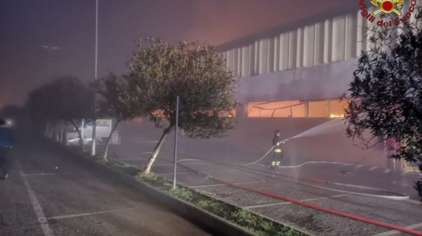 Roma, in fiamme l'Eurospin sulla Flaminia. 
