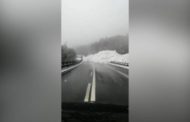 Passo del Sempione chiuso per valanghe: il momento in cui la neve invade la strada