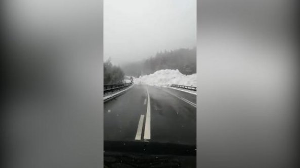 Passo del Sempione chiuso per valanghe: il momento in cui la neve invade la strada