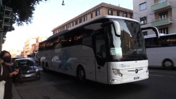 A Roma pullman turistici convertiti in bus per gli studenti. Ma sono quasi deserti