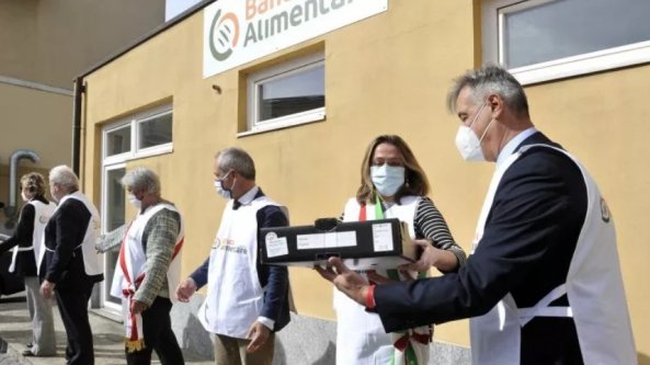 Gli hub di zona e le carovane solidali così Milano salva 216 tonnellate di cibo