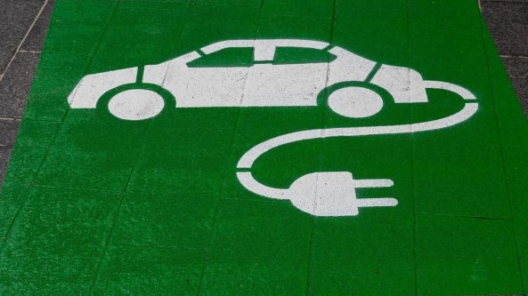 Europa green, un'auto su sei è elettrificata