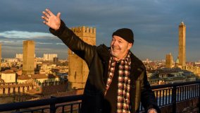 Vasco Rossi, 69 anni di fuochi d'artificio. Jovanotti, Noemi, Saturnino, gli auguri degli amici