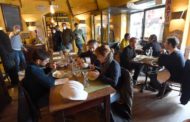 La riapertura scatena l'assalto ai ristoranti di Milano: 