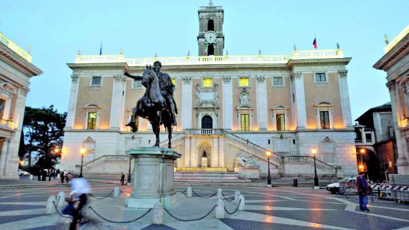 Roma, corruzione in Campidoglio. Il dossier: “Più di un caso a settimana”