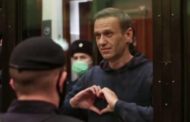 Navalny in tribunale: il suo cuore per la moglie in aula