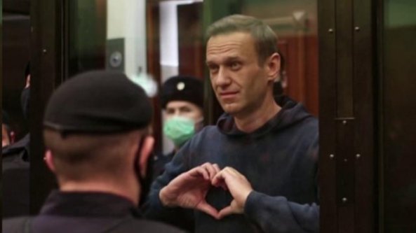 Navalny in tribunale: il suo cuore per la moglie in aula