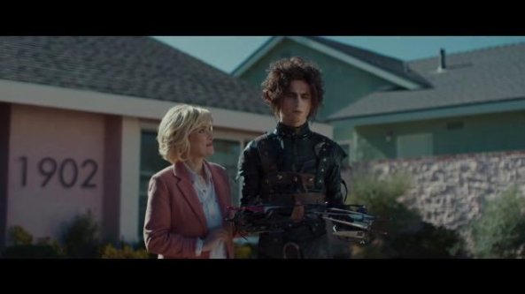 Winona Ryder e Timothée Chalamet nello spot Cadillac fanno rivivere 'Edward Manidiforbice'