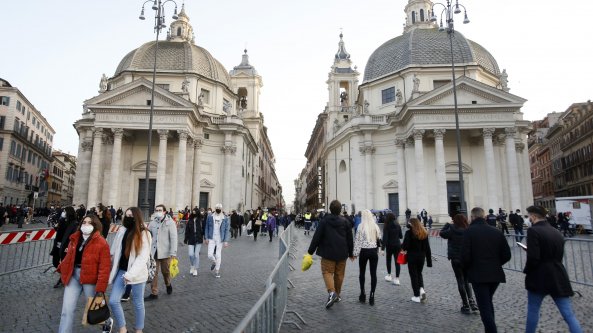 Covid, l'Italia cambia colori: da lunedì 17 regioni in giallo e 4 in arancione. Ma ci sono province e comuni in lockdown