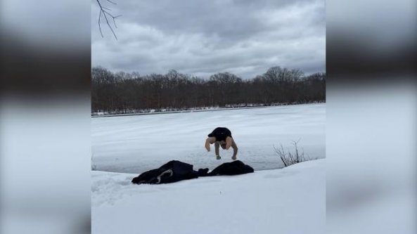 Il campione di Ufc si tuffa nel lago ghiacciato: non è una buona idea