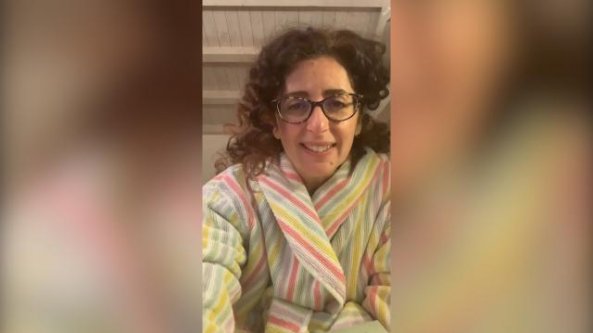 La prof Mannino ancora alle prese con la Dad: in accappatoio cerca 