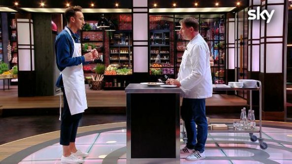 Il concorrente (Monir) fa i complimenti allo chef stellato ma lui non la prende bene