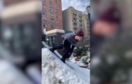Neve record a New York: ad Harlem si fa snowboard nei parchi