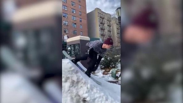 Neve record a New York: ad Harlem si fa snowboard nei parchi