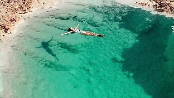 Nuotare in mezzo al deserto: nell'oasi c'è una piscina naturale. 