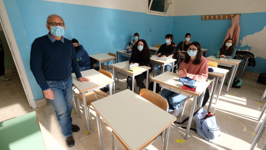 Scuola, si torna in classe in Sicilia, ma chiudono l'Abruzzo e la Provincia di Bolzano