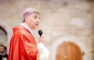 Napoli, il primo giorno di don Domenico Battaglia. Il nuovo arcivescovo incontra per un caffè un operaio della Whirlpool