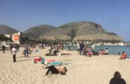 C'è la giornata estiva: folla e bagnanti a Mondello nonostante i divieti