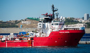 Migranti: autorizzato lo sbarco nel porto di Augusta per l'Ocean Viking, 422 persone a bordo 