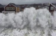 Massachusetts, la tempesta 'Orlena' flagella la costa: le onde si abbattono sulle case