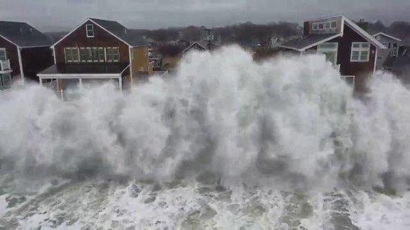 Massachusetts, la tempesta 'Orlena' flagella la costa: le onde si abbattono sulle case
