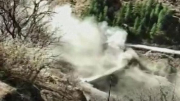 Ghiacciaio collassa in un fiume: l'onda di piena devasta una diga