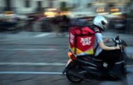 I rider hanno per la prima volta un contratto: Just Eat li assumerà come lavoratori dipendenti