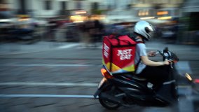 I rider hanno per la prima volta un contratto: Just Eat li assumerà come lavoratori dipendenti