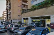 Roma, muore in fila alle Poste, il corpo resta in strada per ore