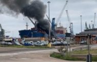 Ex Ilva di Taranto, brucia una gru nel porto: non ci sono feriti ma è allarme per le emissioni
