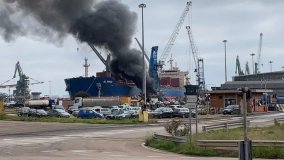 Ex Ilva di Taranto, brucia una gru nel porto: non ci sono feriti ma è allarme per le emissioni