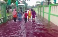 Le strade inondate si tingono di rosso: il surreale effetto dell'alluvione