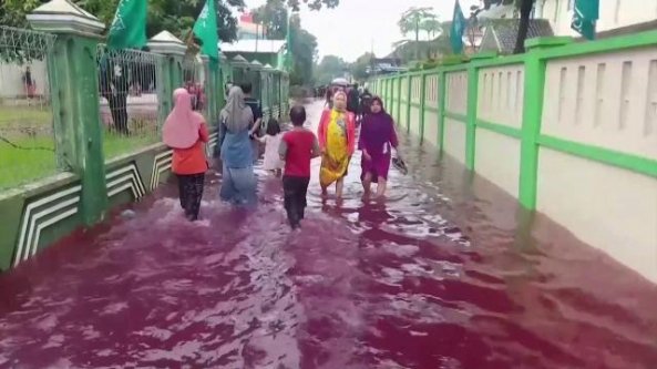 Le strade inondate si tingono di rosso: il surreale effetto dell'alluvione