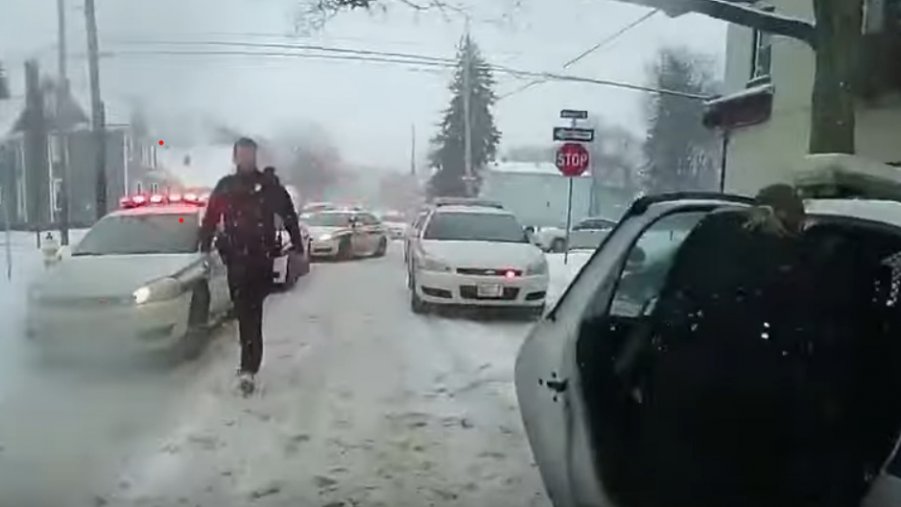 Usa, video shock: bambina afroamericana ammanettata e caricata a forza in auto dalla polizia