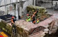 Dagli scavi della M4 di Milano emegono le mura medievali: spostate con la maxi gru, direzione Anfiteatro romano