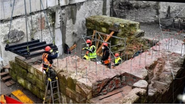 Dagli scavi della M4 di Milano emegono le mura medievali: spostate con la maxi gru, direzione Anfiteatro romano