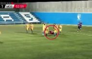 Follia del giocatore: colpisce l'arbitro con un calcio   e lo fa cadere