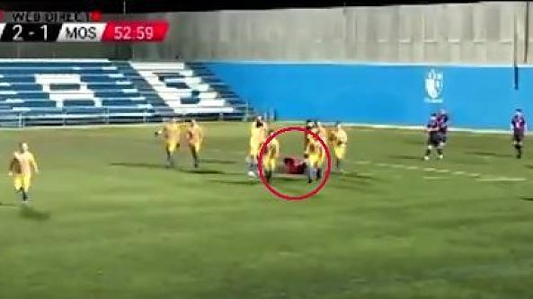 Follia del giocatore: colpisce l'arbitro con un calcio   e lo fa cadere