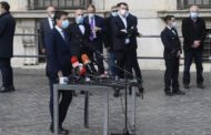 Il predellino di Conte, il dietro le quinte della conferenza stampa. Un tavolino in piazza e la ressa delle telecamere