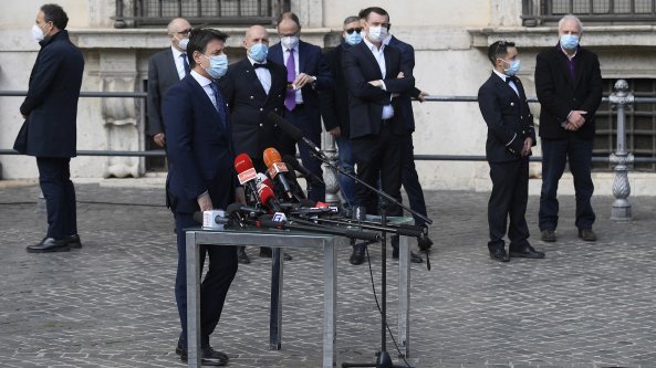Il predellino di Conte, il dietro le quinte della conferenza stampa. Un tavolino in piazza e la ressa delle telecamere