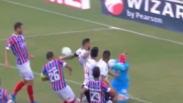 Brasile, scarpata in faccia al portiere: l'entrata choc dell'ex Roma Castan