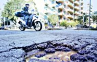 Morì in moto per le buche a Roma: chiesto processo per la ditta di manutenzione
