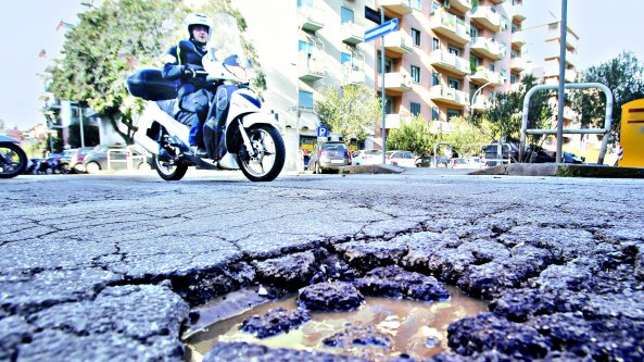 Morì in moto per le buche a Roma: chiesto processo per la ditta di manutenzione